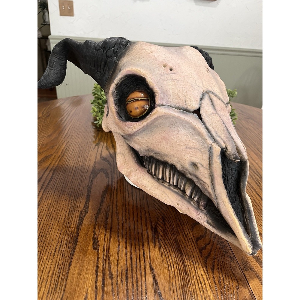 HALLOWEEN MASK DEMON SKULL WITH HORNS SAVAGE RARE GREAT CONDITION